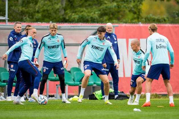 Training with Norway s men s national soccer team, Oslo, Lillestrøm, September 25, 2026: Norway s Thelonious Aasgaard, goalkeeper Sander Tangvik, Jorgen Strand Larsen, national team head coach Stale Solbakken, Leo Skiri Ostigard, and Erik Botheim during a training session with Norway’s men’s national soccer team following the Nations League match against Denmark. Photo by Stian Lysberg Solum, NTB, Oslo, Lillestrøm. EDITORIAL USE ONLY. RESTRICTED USE FOR BETTING COMPANIES. Copyright: xStianxLysbergxSolumx xNTBx