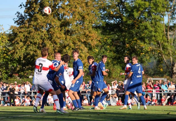 Ramon Hendriks (VfB Stuttgart), 3, defends a header GER, VfB Stuttgart vs. 1 FC Heidenheim 1846, soccer, friendly match, 2026–2027 season, September 25, 2026 GER, VfB Stuttgart vs. 1 FC Heidenheim 1846, Soccer, Friendly Match, 2026–2027 Season, September 25, 2026 Beutelsbach Copyright: xEibner-Pressefoto SoerenxHerwegx EP_SHG