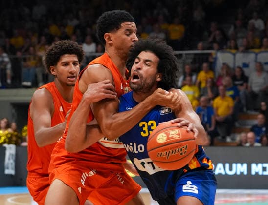 Trenton Gibson of Phoenix Hagen, 33, in a one-on-one battle with Dwayne Koroma of Ratiopharm Ulm, 3 GER, Phoenix Hagen vs. Ratiopharm Ulm, easyCredit BBL, Matchday 2, 2026–27 season, Krollmann Arena, Hagen, September 25, 2026 Photo by HMB Media Scott W. Coleman Copyright: HMBxMedia xScottxW.xColeman