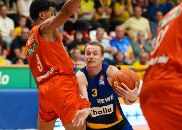 Adam Kunkel (Phoenix Hagen), No. 3, in a one-on-one battle with Dwayne Koroma (Ratiopharm Ulm), No. 3 GER, Phoenix Hagen vs. Ratiopharm Ulm, easyCredit BBL, Matchday 2, 2026–27 season, Krollmann Arena, Hagen, September 25, 2026. Photo by HMB Media, Scott W. Coleman Copyright: HMBxMedia xScottxW.xColeman