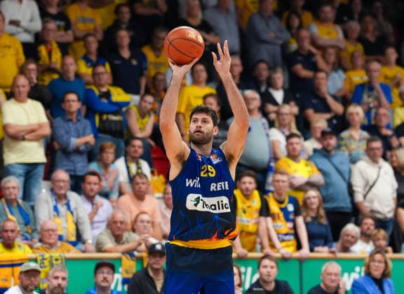 Patricio Garino of Phoenix Hagen, 29, shoots for the basket (GER), Phoenix Hagen vs. ratiopharm Ulm, easyCredit BBL, Matchday 2, 2026–27 season, Krollmann Arena, Hagen, September 25, 2026. Photo: HMB Media, Scott W. Coleman Copyright: HMBxMedia xScottxW.xColeman