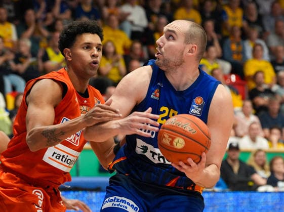 Cameron Krutwig, Phoenix Hagen, 25, vs. Michael Rataj, Ratiopharm Ulm, 12 GER, Phoenix Hagen vs. Ratiopharm Ulm, easyCredit BBL, Matchday 2, 2026–27 season, Krollmann Arena, Hagen, September 25, 2026 Photo by HMB Media Scott W. Coleman Copyright: HMBxMedia xScottxW.xColeman