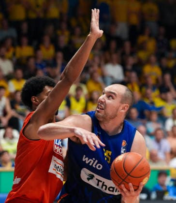 Cameron Krutwig of Phoenix Hagen, 25, looks for a shot opportunity (GER), Phoenix Hagen vs. ratiopharm Ulm, easyCredit BBL, Matchday 2, 2026–27 season, Krollmann Arena, Hagen, September 25, 2026. Photo by HMB Media, Scott W. Coleman Copyright: HMBxMedia xScottxW.xColeman