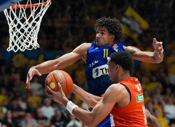 Marvin Omuvwie of Phoenix Hagen, No. 11, in a one-on-one battle with Jaylen Sims of Ratiopharm Ulm, No. 30 (GER), Phoenix Hagen vs. Ratiopharm Ulm, easyCredit BBL, Matchday 2, 2026–27 season, Krollmann Arena, Hagen, September 25, 2026 Photo by HMB Media Scott W. Coleman Copyright: HMBxMedia xScottxW.xColeman