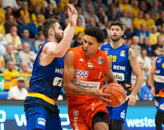 Meissa Faye of Ratiopharm Ulm, No. 11, in a one-on-one battle with Tim Uhlemann of Phoenix Hagen, No. 21 (GER), Phoenix Hagen vs. Ratiopharm Ulm, easyCredit BBL, Matchday 2, 2026–27 season, Krollmann Arena, Hagen, September 25, 2026 Photo by HMB Media Scott W. Coleman Copyright: HMBxMedia xScottxW.xColeman