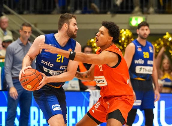 Tim Uhlemann of Phoenix Hagen, No. 21, in a one-on-one battle with Meissa Faye of Ratiopharm Ulm, No. 11 (GER), Phoenix Hagen vs. Ratiopharm Ulm, easyCredit BBL, Matchday 2, 2026–27 season, Krollmann Arena, Hagen, September 25, 2026 Photo: HMB Media, Scott W. Coleman Copyright: HMBxMedia xScottxW.xColeman