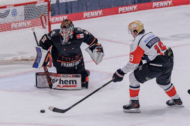 Penny DEL, Löwen Frankfurt vs. Nuremberg Ice Tigers, September 25, 2026: Austin Magera (Nuremberg Ice Tigers, 19) on his way to score the goal that made it 0–2, and Cody Brenner (Löwen Frankfurt, 51), Löwen Frankfurt vs. Nuremberg Ice Tigers, Frankfurt, NIX Ice Rink, September 25, 2026 Copyright: xBEAUTIFULxSPORTS Gawlikx