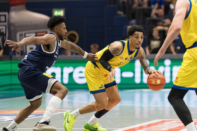 Anthony Gaines MBC, 11, Terrence Edwards Jr. Jena, 5, Syntainics MBC vs. Science City Jena, BBL, Men s Basketball, 1st Bundesliga, Matchday 2, 2026–27 Season, September 25, 2026, Weißenfels Stadthalle, Saxony-Anhalt, Germany