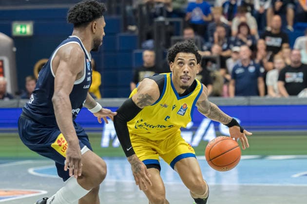 Anthony Gaines MBC, 11, Terrence Edwards Jr. Jena, 5, Syntainics MBC vs. Science City Jena, BBL, Men s Basketball, 1st Bundesliga, Matchday 2, 2026–27 Season, September 25, 2026, Weißenfels Stadthalle, Saxony-Anhalt, Germany