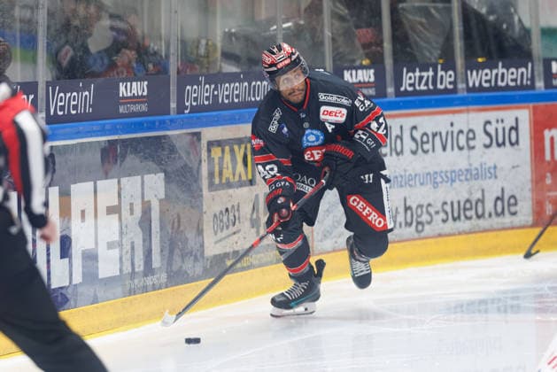 Jamal Watson, 42, of the ECDC Memmingen Indians during the game between the ECDC Memmingen Indians and EHC Freiburg, ice hockey, men s, DEL2, 2026–2027, Matchday 3 on September 25, 2026, in Memmingen, Kutter Arena, Bavaria, Germany