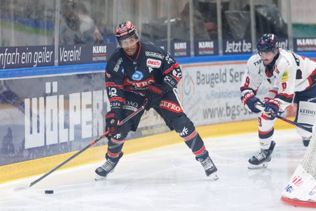 Jamal Watson 42, ECDC Memmingen Indians, with Nikolas Linsenmaier 9, EHC Freiburg, in the background during the game between the ECDC Memmingen Indians and EHC Freiburg, ice hockey, men s, DEL2, 2026–2027, Matchday 3 on September 25, 2026, in Memmingen, Kutter Arena, Bavaria, Germany