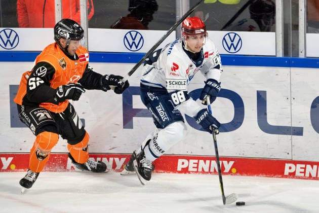 Reed Lebster 88 Schwenninger Wild Wings vs. Sven Ziegler 52 Grizzlys Wolfsburg GER, Grizzlys Wolfsburg vs. Schwenninger Wild Wings, Ice Hockey, Penny DEL, Week 3, 2026–27 Season, September 25, 2026 GER, Grizzlys Wolfsburg vs. Schwenninger Wild Wings, Ice Hockey, Penny DEL, Week 3, 2026–27 Season, September 25, 2026 Wolfsburg Copyright: xEibner-Pressefoto DanielxREINELTx EP_DRT