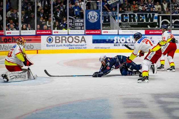 Scoring chance for a 1-0 lead by Robbie Czarnik of the Ravensburg Towerstars (No. 77) against Jonas Langmann of the Düsseldorf EG (No. 34) and Max Hense of the Düsseldorf EG (No. 7), GER, Ravensburg Towerstars vs. Düsseldorf EG, Ice Hockey, DEL2 Regular Season, Matchday 3, 2026–2027 Season, September 25, 2026 GER, Ravensburg Towerstars vs. Düsseldorf EG, Ice Hockey, DEL2 Regular Season, Matchday 3, 2026–2027 Season, September 25, 2026 Ravensburg Copyright: xEibner-Pressefoto MaximilianxRistx EP_MRT