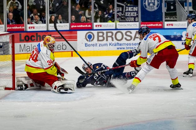 Scoring chance for a 1-0 lead by Robbie Czarnik of the Ravensburg Towerstars (No. 77) against Jonas Langmann of the Düsseldorf EG (No. 34) and Max Hense of the Düsseldorf EG (No. 7), GER, Ravensburg Towerstars vs. Düsseldorf EG, Ice Hockey, DEL2 Regular Season, Matchday 3, 2026–2027 Season, September 25, 2026 GER, Ravensburg Towerstars vs. Düsseldorf EG, Ice Hockey, DEL2 Regular Season, Matchday 3, 2026–2027 Season, September 25, 2026 Ravensburg Copyright: xEibner-Pressefoto MaximilianxRistx EP_MRT