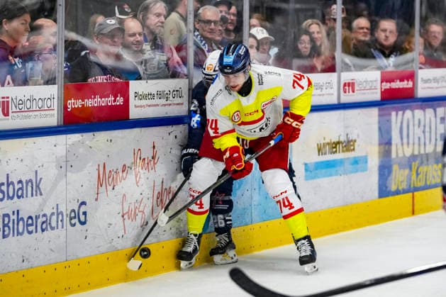 Battle for the Puck: Face-off between Sten Fischer (Duesseldorfer EG, 74) and Odeen Peter Tufto (Towerstars Ravensburg, 26), GER, Ravensburg Towerstars vs. Düsseldorf EG, Ice Hockey, DEL2 Regular Season, Matchday 3, 2026–2027 Season, September 25, 2026, GER, Ravensburg Towerstars vs. Düsseldorf EG, Ice Hockey, DEL2 Regular Season, Matchday 3, 2026–2027 Season, September 25, 2026, Ravensburg Copyright: xEibner-Pressefoto MaximilianxRistx EP_MRT