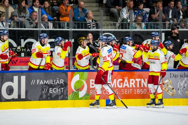 Noah Muenzenberger of the Düsseldorf EG, age 15, high-fiving teammates on the bench after scoring the 1-0 goal, GER, Ravensburg Towerstars vs. Düsseldorf EG, ice hockey, DEL2 regular season, Matchday 3, 2026–2027 season, September 25, 2026, GER, Ravensburg Towerstars vs. Düsseldorf EG, ice hockey, DEL2 regular season, Matchday 3, 2026–2027 season, September 25, 2026, Ravensburg Copyright: xEibner-Pressefoto MaximilianxRistx EP_MRT