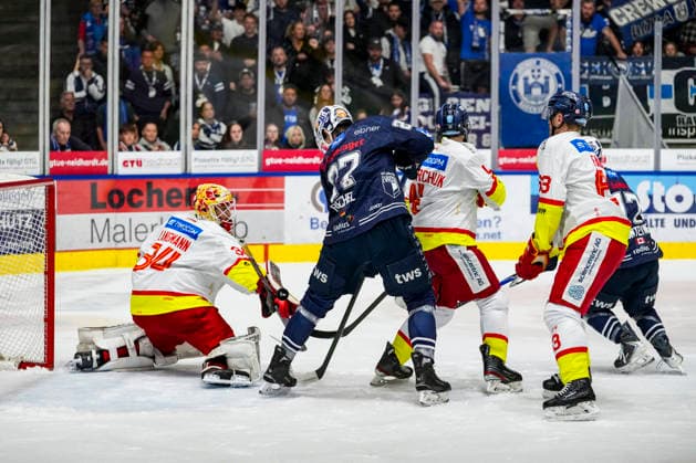 Scoring chance for the 1-1 tie by Thomas Reichel of the Ravensburg Towerstars (No. 27) against Jonas Langmann of the Düsseldorf EG (No. 34), GER, Ravensburg Towerstars vs. Düsseldorf EG, Ice Hockey, DEL2 Regular Season, Matchday 3, 2026–2027 Season, September 25, 2026, GER, Ravensburg Towerstars vs. Düsseldorf EG, Ice Hockey, DEL2 Regular Season, Matchday 3, 2026–2027 Season, September 25, 2026, Ravensburg Copyright: xEibner-Pressefoto MaximilianxRistx EP_MRT