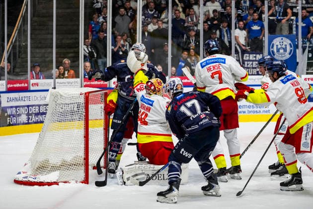 Jonas Langmann, Düsseldorfer EG, 34, vs. Robbie Czarnik, Ravensburg Towerstars, 77, GER, Ravensburg Towerstars vs. Düsseldorfer EG, Ice Hockey, DEL2 Regular Season, Matchday 3, 2026–2027 Season, September 25, 2026, GER, Ravensburg Towerstars vs. Düsseldorfer EG, Ice Hockey, DEL2 Regular Season, Matchday 3, 2026–2027 Season, September 25, 2026, Ravensburg Copyright: xEibner-Pressefoto MaximilianxRistx EP_MRT