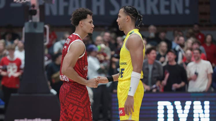 Pictured from left: Brandon Tischler of the Würzburg Baskets, 8, and Nicholas Tischler of the EWE Baskets Oldenburg before tip-off on September 25, 2026, Fitness First Würzburg Baskets vs. EWE Baskets Oldenburg, easyCredit BBL, Matchday 2, Germany, 97072, tectake Arena Würzburg, Copyright: HMBxMedia xJulienxBecker