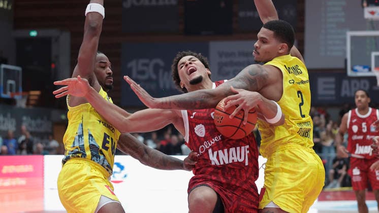 In the photo, from left: Nate Johnson (EWE Baskets Oldenburg, 10), Brandon Tischler (Würzburg Baskets, 8) with the ball, and Demajeo Wiggins (EWE Baskets Oldenburg, 2), September 25, 2026, Fitness First Würzburg Baskets vs. EWE Baskets Oldenburg, easyCredit BBL, Matchday 2, Germany, 97072, tectake Arena Würzburg, Copyright: HMBxMedia xJulienxBecker