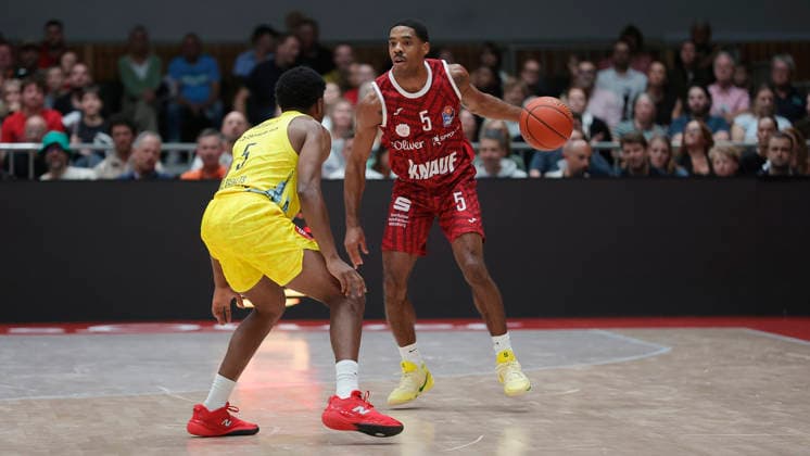 Pictured from left: Jeremy Roach of EWE Baskets Oldenburg, No. 5, against Kenny Dye of Wuerzburg Baskets, No. 5, with the ball on September 25, 2026, Fitness First Würzburg Baskets vs. EWE Baskets Oldenburg, easyCredit BBL, Matchday 2, Germany, 97072, tectake Arena Würzburg, Copyright: HMBxMedia xJulienxBecker