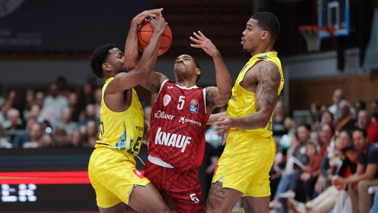 Pictured from left: Jeremy Roach (EWE Baskets Oldenburg, 5), Kenny Dye (Wuerzburg Baskets, 5) with the ball, and Demajeo Wiggins (EWE Baskets Oldenburg, 2), September 25, 2026, Fitness First Würzburg Baskets vs. EWE Baskets Oldenburg, easyCredit BBL, Matchday 2, Germany, 97072, tectake Arena Würzburg, Copyright: HMBxMedia xJulienxBecker