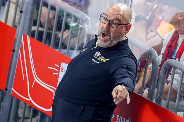 September 25, 2026, Ice Hockey, DEL, Kölner Haie vs. Eisbären Berlin, Matchday 3, 2026–27 Season, Lanxess Arena, Cologne; Head Coach Eric Dubois of Eisbären Berlin gesturing from the sidelines, North Rhine-Westphalia, Germany