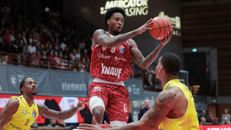 In the photo, from left: Nate Johnson (EWE Baskets Oldenburg), 10; Eddie Colbert III (Würzburg Baskets), 0 (with the ball); and Demajeo Wiggins (EWE Baskets Oldenburg), 2; September 25, 2026, Fitness First Würzburg Baskets vs. EWE Baskets Oldenburg, easyCredit BBL, Matchday 2, Germany, 97072, tectake Arena Würzburg, Copyright: HMBxMedia xJulienxBecker