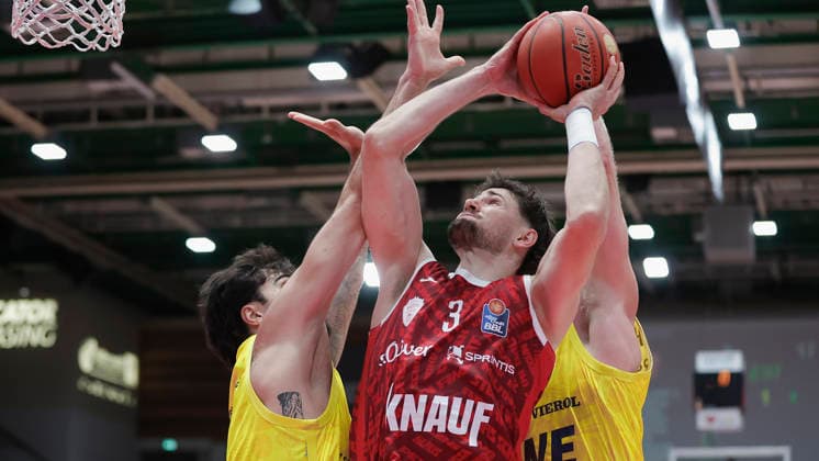 Pictured from left: Marcel Kessen (EWE Baskets Oldenburg, 15), Leo Saffer (Würzburg Baskets, 3) with the ball, and Seth Hinrichs (EWE Baskets Oldenburg, 21) on September 25, 2026, Fitness First Würzburg Baskets vs. EWE Baskets Oldenburg, easyCredit BBL, Matchday 2, Germany, 97072, tectake Arena Würzburg, Copyright: HMBxMedia xJulienxBecker