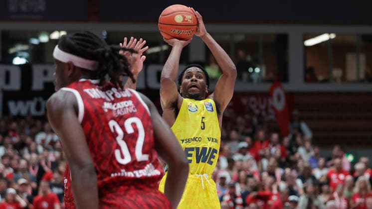 Pictured from left: Charles Thompson of the Würzburg Baskets, No. 32, and Jeremy Roach of the EWE Baskets Oldenburg, No. 5, making a three-pointer on September 25, 2026, Fitness First Würzburg Baskets vs. EWE Baskets Oldenburg, easyCredit BBL, Matchday 2, Germany, 97072, tectake Arena Würzburg, Copyright: HMBxMedia xJulienxBecker