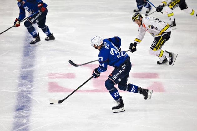 34 KÜHNHACKL Tom controls the puck GER, Adler Mannheim vs. Krefeld Pinguine, Ice Hockey, PENNY DEL, Matchday 3, 2026–2027 Season, September 25, 2026 GER, Adler Mannheim vs. Krefeld Pinguine, Ice Hockey, PENNY DEL, Matchday 3, 2026–2027 Season, September 25, 2026 Germany Copyright: xEibner-Pressefoto LenaxUllrichx EP_LUH