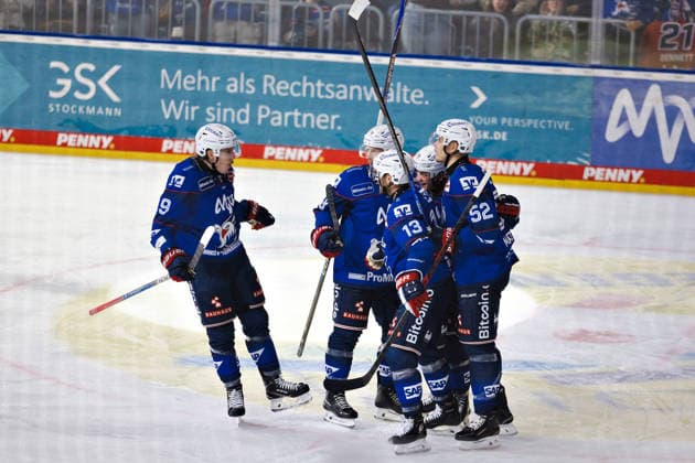 Adler Mannheim celebrating their first goal GER, Adler Mannheim vs. Krefeld Pinguine, Ice Hockey, PENNY DEL, Matchday 3, 2026–2027 Season, September 25, 2026 GER, Adler Mannheim vs. Krefeld Pinguine, Ice Hockey, PENNY DEL, Matchday 3, 2026–2027 season, September 25, 2026 Germany Copyright: xEibner-Pressefoto LenaxUllrichx EP_LUH
