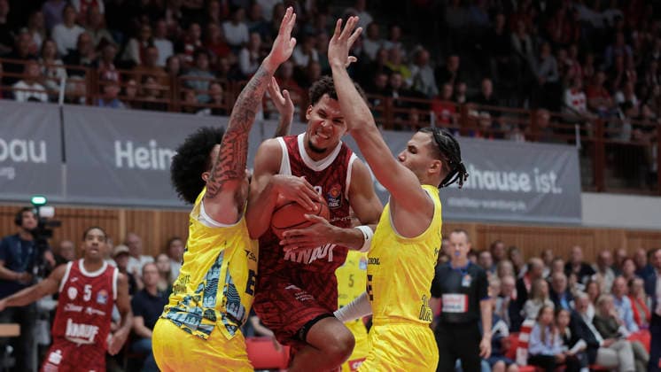 Pictured from left: Tylan Pope (EWE Baskets Oldenburg, 9), Brandon Tischler (Würzburg Baskets, 8) with the ball, and Nicholas Tischler (EWE Baskets Oldenburg, 11), September 25, 2026, Fitness First Würzburg Baskets vs. EWE Baskets Oldenburg, easyCredit BBL, Matchday 2, Germany, 97072, tectake Arena Würzburg, Copyright: HMBxMedia xJulienxBecker