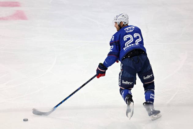 22 PLACHTA Matthias, Adler Mannheim controls the puck, GER, Adler Mannheim vs. Krefeld Pinguine, Ice Hockey, PENNY DEL, Matchday 3, 2026–2027 Season, September 25, 2026 GER, Adler Mannheim vs. Krefeld Pinguine, Ice Hockey, PENNY DEL, Matchday 3, 2026–2027 season, September 25, 2026 Germany Copyright: xEibner-Pressefoto LenaxUllrichx EP_LUH