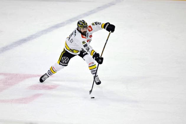 90 PAYERL Adam Krefeld Pinguine shoots the puck GER, Adler Mannheim vs. Krefeld Pinguine, Ice Hockey, PENNY DEL, Matchday 3, 2026–2027 Season, September 25, 2026 GER, Adler Mannheim vs. Krefeld Pinguine, Ice Hockey, PENNY DEL, Matchday 3, 2026–2027 Season, September 25, 2026 Germany Copyright: xEibner-Pressefoto LenaxUllrichx EP_LUH
