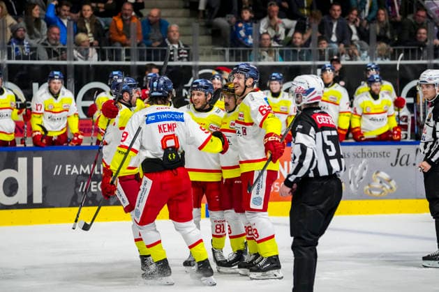 Goal celebration for Carter Turnbull s 0-2 goal, Düsseldorf EG, 98, and the team, GER, Ravensburg Towerstars vs. Düsseldorf EG, ice hockey, DEL2 regular season, Matchday 3, 2026–2027 season, September 25, 2026, GER, Ravensburg Towerstars vs. Düsseldorf EG, Ice Hockey, DEL2 Regular Season, Matchday 3, 2026–2027 Season, September 25, 2026, Ravensburg Copyright: xEibner-Pressefoto MaximilianxRistx EP_MRT