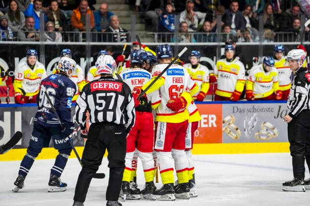 Goal celebration for Carter Turnbull s 0-2 goal, Düsseldorf EG, 98, and the team, GER, Ravensburg Towerstars vs. Düsseldorf EG, ice hockey, DEL2 regular season, Matchday 3, 2026–2027 season, September 25, 2026, GER, Ravensburg Towerstars vs. Düsseldorf EG, Ice Hockey, DEL2 Regular Season, Matchday 3, 2026–2027 Season, September 25, 2026, Ravensburg Copyright: xEibner-Pressefoto MaximilianxRistx EP_MRT