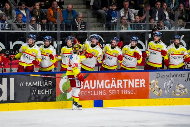 Carter Turnbull, Düsseldorf EG, 98, high-fiving teammates on the bench after scoring the goal to make it 0–2, GER, Ravensburg Towerstars vs. Düsseldorf EG, ice hockey, DEL2 regular season, Matchday 3, 2026–2027 season, September 25, 2026, GER, Ravensburg Towerstars vs. Düsseldorf EG, Ice Hockey, DEL2 Regular Season, Matchday 3, 2026–2027 Season, September 25, 2026, Ravensburg Copyright: xEibner-Pressefoto MaximilianxRistx EP_MRT