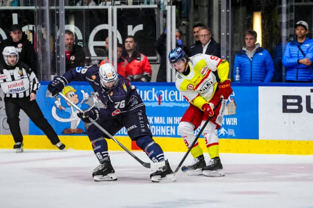 Battle for the Puck: Face-off between Denis Pfaffengut of the Ravensburg Towerstars (76) and Brett Kemp of the Düsseldorf EG (9), GER, Ravensburg Towerstars vs. Düsseldorf EG, Ice Hockey, DEL2 Regular Season, Matchday 3, 2026–2027 Season, September 25, 2026, GER, Ravensburg Towerstars vs. Düsseldorf EG, Ice Hockey, DEL2 Regular Season, Matchday 3, 2026–2027 Season, September 25, 2026, Ravensburg Copyright: xEibner-Pressefoto MaximilianxRistx EP_MRT