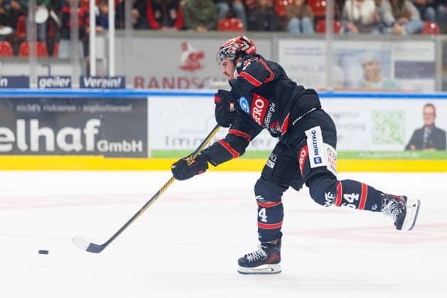 Kevin Wall, 64, of the ECDC Memmingen Indians during the game between the ECDC Memmingen Indians and EHC Freiburg, ice hockey, men s, DEL2, 2026–2027, Matchday 3 on September 25, 2026, in Memmingen, Kutter Arena, Bavaria, Germany