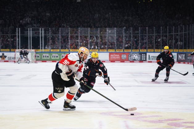 Constantin Braun, Nuremberg Ice Tigers, 90; Markus Schweiger, Löwen Frankfurt, 64 (GER); Löwen Frankfurt vs. Nuremberg Ice Tigers, ice hockey, Penny DEL, Matchday 3, 2026–2027 season, September 25, 2026 Eibner Press Photo Attila Ziga GER, Löwen Frankfurt vs. Nuremberg Ice Tigers, Ice Hockey, Penny DEL, Matchday 3, 2026–2027 Season, September 25, 2026 Frankfurt Copyright: xEibner-Pressefotox EP_AZA