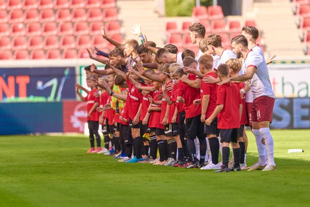 Both teams with the honorary escorts: GER, Kickers Offenbach vs. VfR Aalen, Soccer, Men s Regionalliga Southwest, Matchday 9, 2026–2027 Season, September 26, 2026, GER, Kickers Offenbach vs. VfR Aalen, soccer, Regionalliga Southwest Men, Matchday 9, 2026–2027 season, September 26, 2026, Offenbach am Main Copyright: xEibner-Pressefoto GeraldxOelze-dexStoppanyx EP_ODS