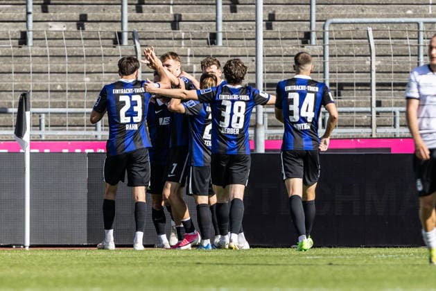 Goal celebration, cheers, joy after the goal; Jonas Singer scores the 0-1 goal for SV Eintracht Trier, 31. Team: Eintracht Trier vs. SSV Ulm 1846, soccer, Regionalliga Southwest, Matchday 9, Donaustadion, Ulm, September 26, 2026, SSV Ulm 1846 vs. SV Eintracht Trier, soccer, Regionalliga Southwest, Matchday 9, Donaustadion, Ulm, September 26, 2026, Ulm Copyright: xEibner-Pressefotox EP_EER