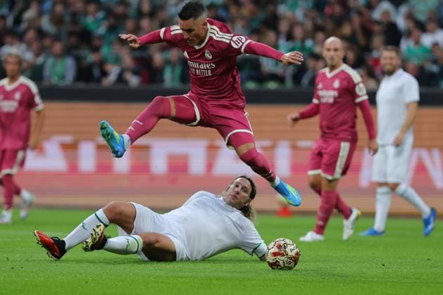 September 26, 2026, Soccer, FBL Men, Friendly Match, 100 Years of the Weserstadion, Werder Legends vs. Real Madrid Legends 2026, Werder Legends vs. Real Madrid Leyendas, José Callejón of Real Madrid Leyendas in a duel against Torsten Frings of the Werder Legends. Photo: nordphoto GmbH, Tauchnitz, Bremen, Weserstadion, Bremen, Germany Copyright: xnordphotoxGmbHx xTauchnitzx
