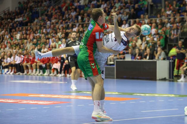 September 26, 2026, xtgx, Opel HBL Handball, SC Magdeburg vs. SG BBM Bietigheim emspor, from left: Felix Claar (Magdeburg), 7, Mathias Larson (Bietigheim), 44; duel, battle, tackle (Magdeburg)