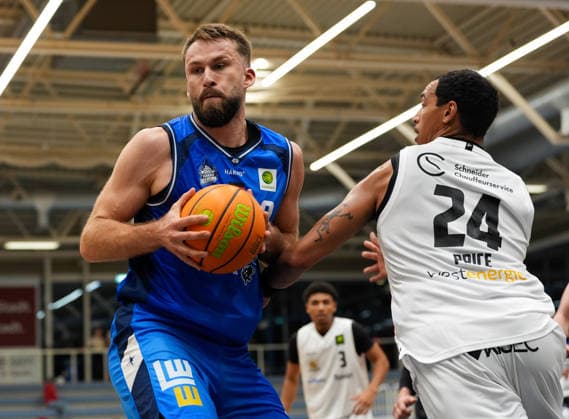 Hendrik Helge Drescher of HAKRO Merlins Crailsheim, No. 9, in a one-on-one battle with Jackson Price of ETB Miners Essen, No. 24, GER; ETB Miners Essen vs. HAKRO Merlins Crailsheim, Barmer 2 Basketball Bundesliga, ProA, Matchday 1, 2026–27 season, Sportpark am Hallo, Essen, September 26, 2026 ETB Miners Essen vs. HAKRO Merlins Crailsheim ProA Matchday 1 September 26, 2026 Essen Copyright: xEibner-Pressefoto ScottxColemanx EP_SCN