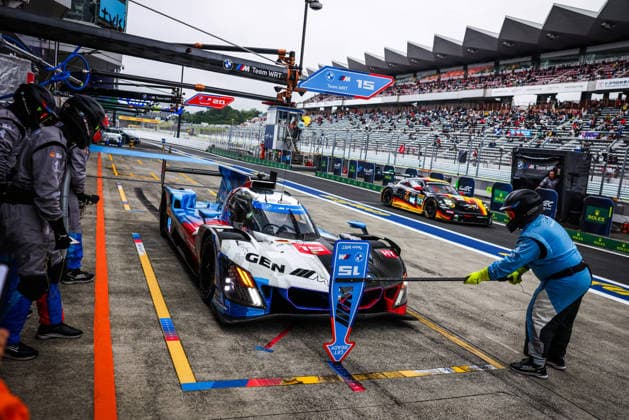 FIA WEC - 6 HOURS OF FUJI 2026 15 MAGNUSSEN Kevin (dnk), MARCIELLO Raffaele (swi), VANTHOOR Dries (bel), BMW M Team WRT, BMW M Hybrid V8 15, Hypercar, action pitstop, arrêt aux stands during the 6 Hours of Fuji 2026, 6th round of the 2026 FIA World Endurance Championship, from September 25 to 27, 2026 on the Fuji Speedway in Oyama, Shizuoka, Japan - OyamaJapan Copyright: xANTONINxVINCENTx