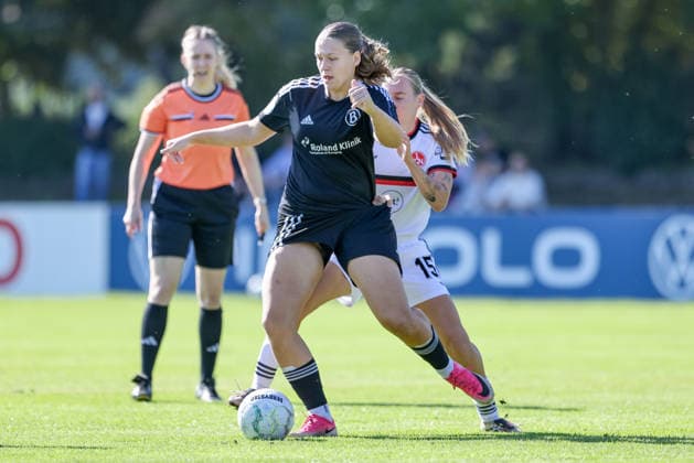 From left: Nina Grazei (ATS Buntentor), 04, and Emöke Papai (1 FC Nürnberg), 15, in a one-on-one battle, duel, dynamic moment, action, game scene, DFB REGULATIONS PROHIBIT ANY USE OF PHOTOGRAPHS AS SEQUENCE IMAGES AND OR VIDEO-LIKE PHOTO STORIES DFB REGULATIONS PROHIBIT ANY USE OF PHOTOGRAPHS AS IMAGE SEQUENCES AND OR QUASI-VIDEO, September 27, 2026, Bremen, Germany, Soccer, DFB Women’s Cup, ATS Buntentor 1 FC Nuremberg xobx