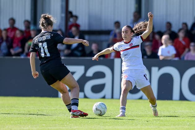 From left: Nathalie Heeren (ATS Buntentor), 11, and Lara Meroni (1 FC Nürnberg), 11, in a one-on-one battle, duel, dynamic moment, action, game play, DFB REGULATIONS PROHIBIT ANY USE OF PHOTOGRAPHS AS IMAGE SEQUENCES AND OR VIDEO-LIKE PHOTO SERIES DFB REGULATIONS PROHIBIT ANY USE OF PHOTOGRAPHS AS IMAGE SEQUENCES AND OR QUASI-VIDEO, September 27, 2026, Bremen, Germany, soccer, DFB Women’s Cup, ATS Colorful Goal 1 FC Nuremberg xobx
