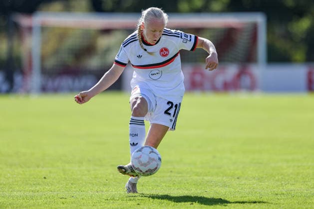 Keira Bednorz, 1 FC Nürnberg, 21 with the ball, cutout, single image, full body, action, game scene, DFB REGULATIONS PROHIBIT ANY USE OF PHOTOGRAPHS AS SEQUENCE IMAGES AND OR VIDEO-LIKE PHOTO SERIES DFB REGULATIONS PROHIBIT ANY USE OF PHOTOGRAPHS AS IMAGE SEQUENCES AND OR QUASI-VIDEO, September 27, 2026, Bremen, Germany, Soccer, DFB Women’s Cup, ATS Color Goal 1 FC Nuremberg xobx